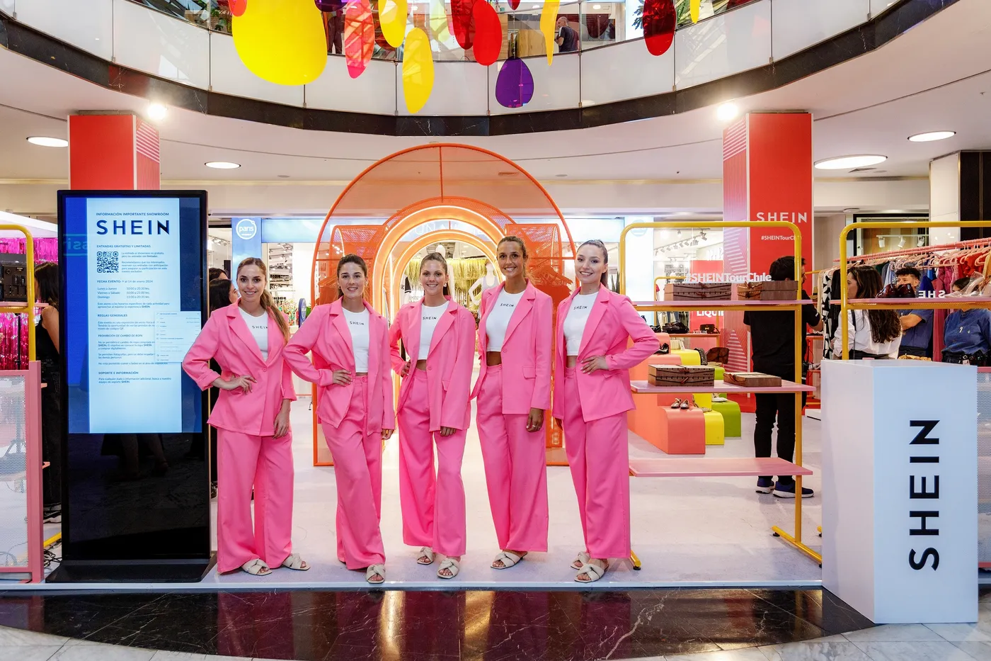 Equipo de anfitrionas en un stand de retail